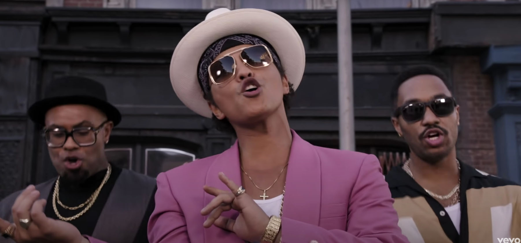 Mark Ronson – Uptown Funk (Official Video) ft. Bruno Mars